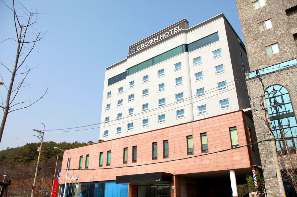 Crown Hotel Чханвон Екстер'єр фото